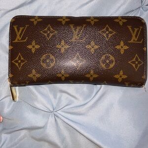 Authentic Louis Vuitton Monogram Zippy Wallet